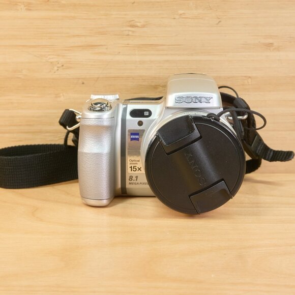 Sony DSC-H9 Digital Camera / 8.1MP / 15x Carl Zeiss Zoom Lens / Japan - Picture 3 of 11